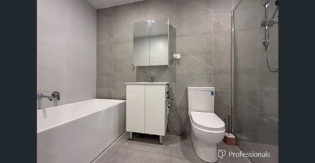 MODERN AND SPACIOUS TOWNHOUSE WITH STREET FRONTAGE! - Photo 5