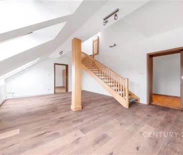 Prostorný podkrovní byt 4+1 s terasou 72 m - Photo 2