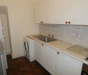 3 Bed - Manchester Road, Huddersfield, West Yorkshire - Photo 4