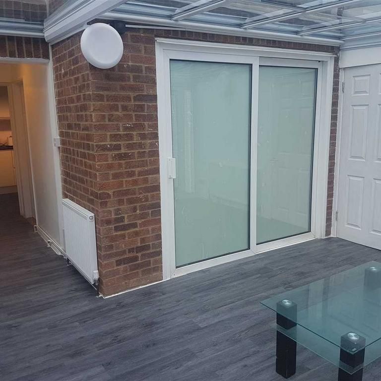 6 bedroom semi-detached house to rent - Photo 1