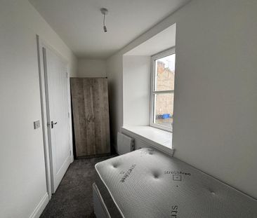 3 bedroom flat to rent - Photo 3