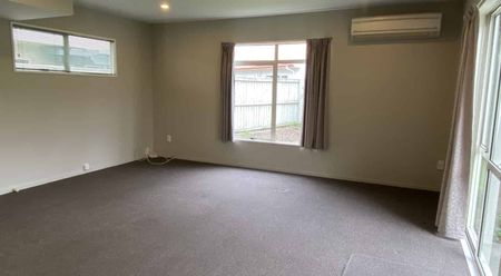 Gorgeous 3 Bedroom Townhouse! - Photo 3