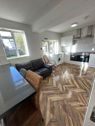 8 bedroom house to rent - Photo 1