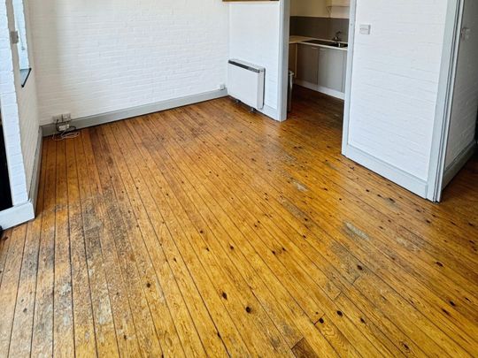 Flat to rent on - Photo 1