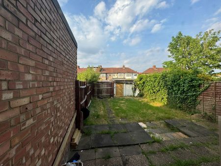 3 Bed Terraced House, Elms Court, HA0 - Photo 2