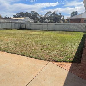 Huge property in quiet street. - Photo 2