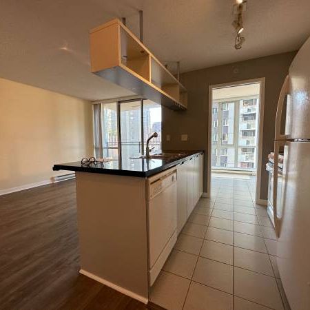 Beautiful One Bed & Den High Rise Apartment in Downtown Vancouver - Photo 1