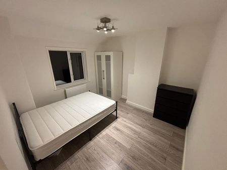 Room in a Shared House, Pendragon Road, BR1 - Photo 2