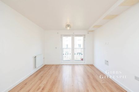 Spa House, 48 Varcoe Gardens, Hayes, UB3 2FH - Photo 2