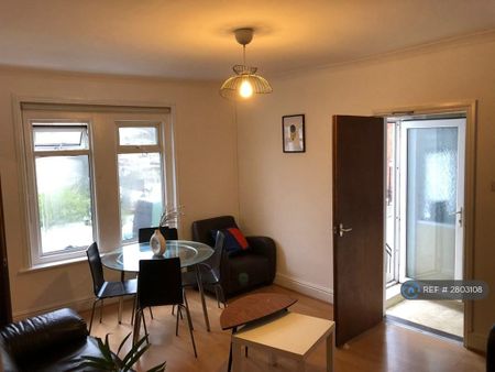 3 bedroom flat to rent - Photo 4