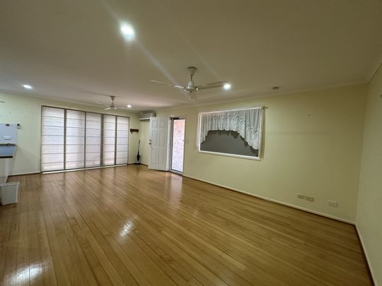 Lowset, Air Conditioned & Convenient! - Photo 1