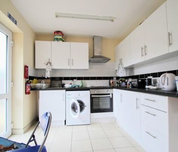 5 bedroom end of terrace house to rent - Photo 2