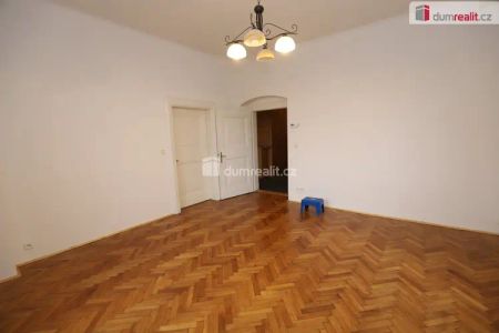 Prostorný slunný byt 4+1 ve třetím patře secesní cihlové budovy v centru Karlových Varů - Фото 5