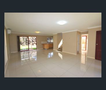 Beautiful 3 Bedroom Family Home Available! - Photo 1