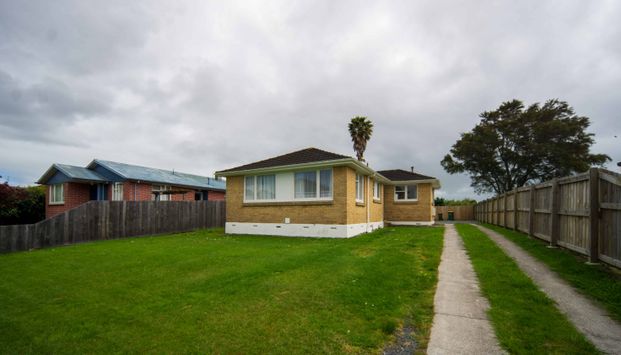 Recently Refurbished Three Bedroom - Photo 1