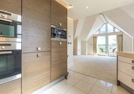Wayneflete Place, Esher, Surrey, KT10 flat to rent - Photo 5