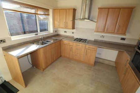 3 bedroom detached house to rent - Photo 4