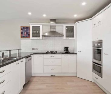 Spacious 3 Bedroom Home with Stunning Lake Wakatip - Photo 2