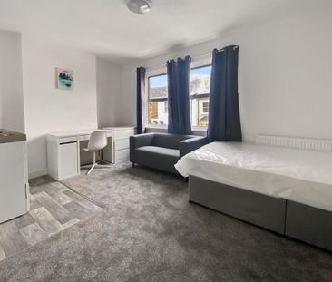 1 bedroom in a house share to rent - Photo 2