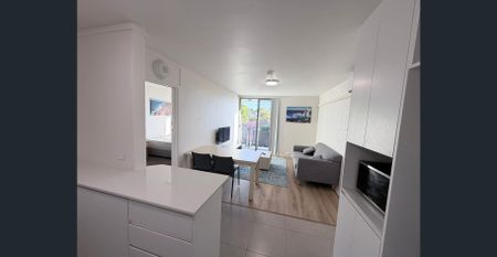 Furnished Modernised ONE Bedroom Apartments with 1 Car bay - Photo 2