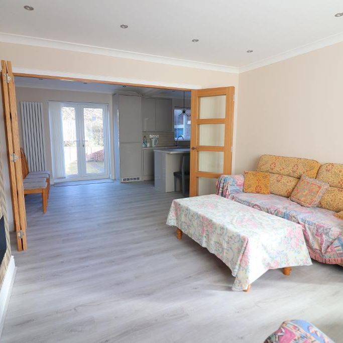 3 bedroom end of terrace house to rent - Photo 1