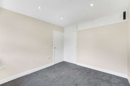 A well-presented three-bedroom mid-terrace family home. - Photo 5