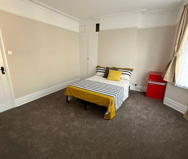 Room in a Shared House, Steele Road, N17 - Photo 5