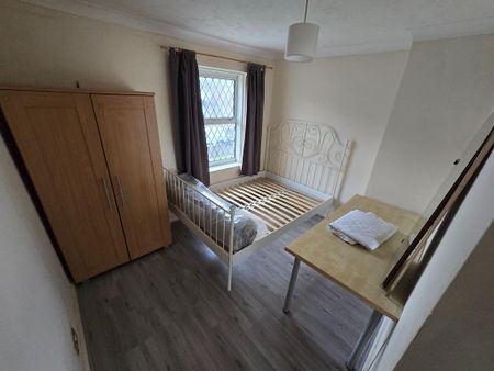 4 bedroom terraced house to rent - Photo 2