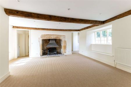 Immaculate Farmhouse in the heart of the village of Idbury. - Photo 2