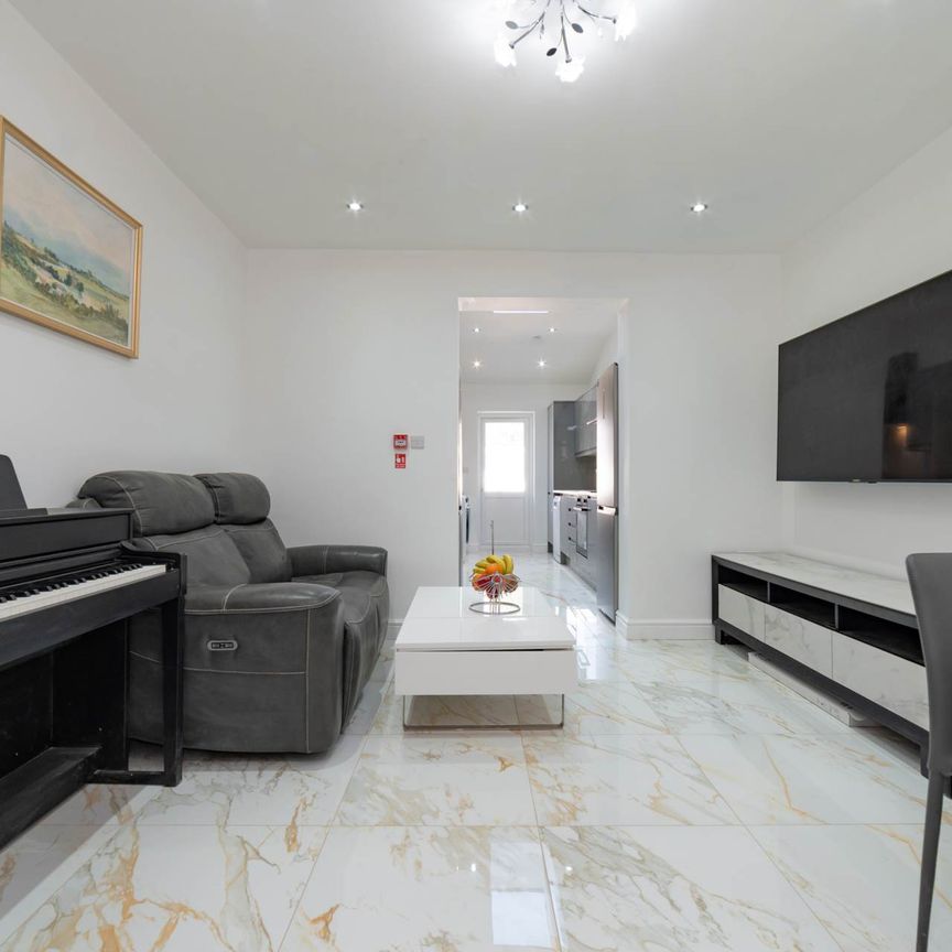 Crichton Avenue, Wallington - Photo 1