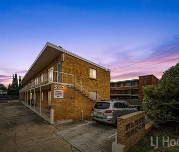 Spacious One Bedroom Unit - Photo 2