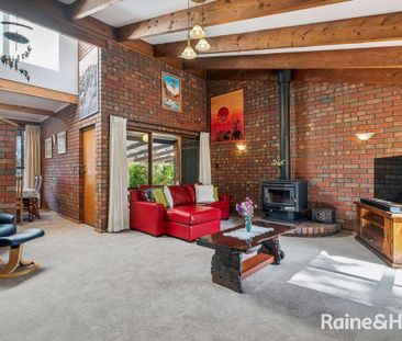 Stunning Gorge-Front Lifestyle Living - Country Feel, City Convenience - Photo 2