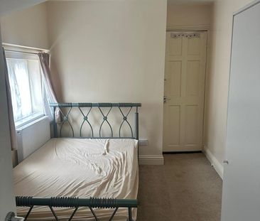 Studio Flat, Herbert Road, E12 - Photo 2