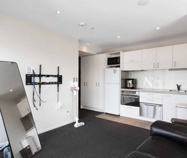 Sunny & centrally located two-bedroom apartment - Photo 1