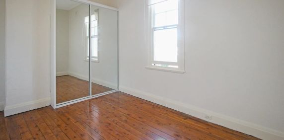 Charming Family Apartment in Convenient Location - Photo 2