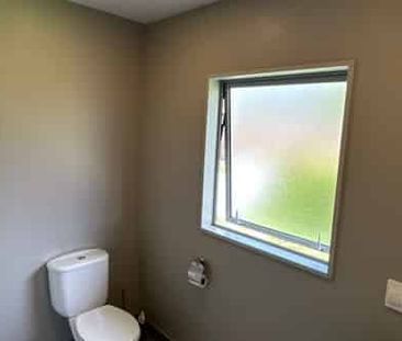 Family Home in Lake Hayes - Photo 4