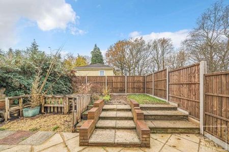 Applegarth Avenue, Guildford, GU2 - Photo 4