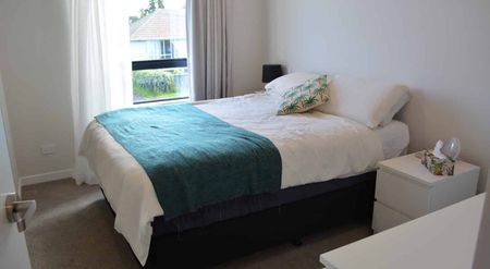 Spacious 2 bedroom with off street park - Photo 5