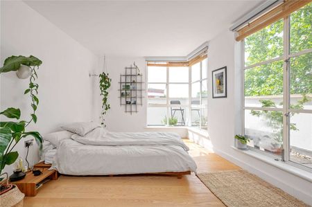 Well presented, south facing, top floor apartment with a terrace. - Photo 2
