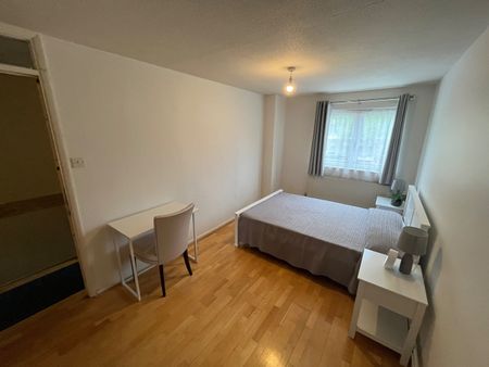 Room in a Shared House, Usk Road, SW11 - Photo 2