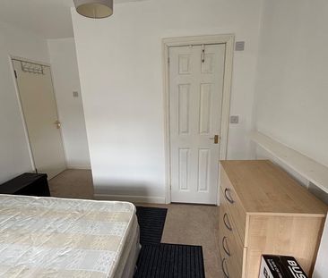 5 Bed Semi-Detached House, Norbury Avenue, CR7 - Photo 2