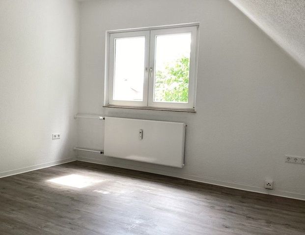 Charmante, frisch renovierte 3-Zimmer-Dachgeschosswohnung mit ca. 49,88 m² in gepflegtem Mehrfamilienhaus - Photo 1