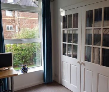 Large double room available in gated flat - Weybridge , Surrey - Photo 2