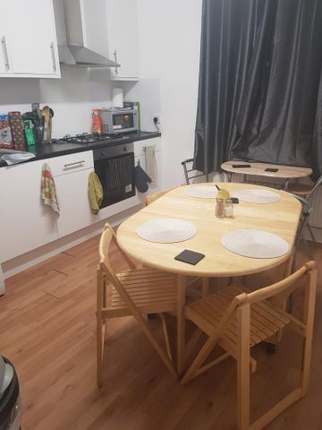 1 bedroom in a flat share to rent - Photo 4