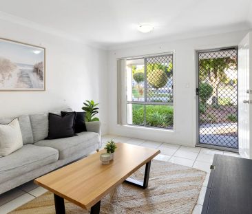 Parkside Perfection - Spacious 3-Bed Townhouse in a Peaceful Setting - Photo 2