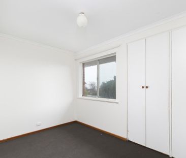 16 Dutchman Drive, Hallett Cove SA - Photo 3