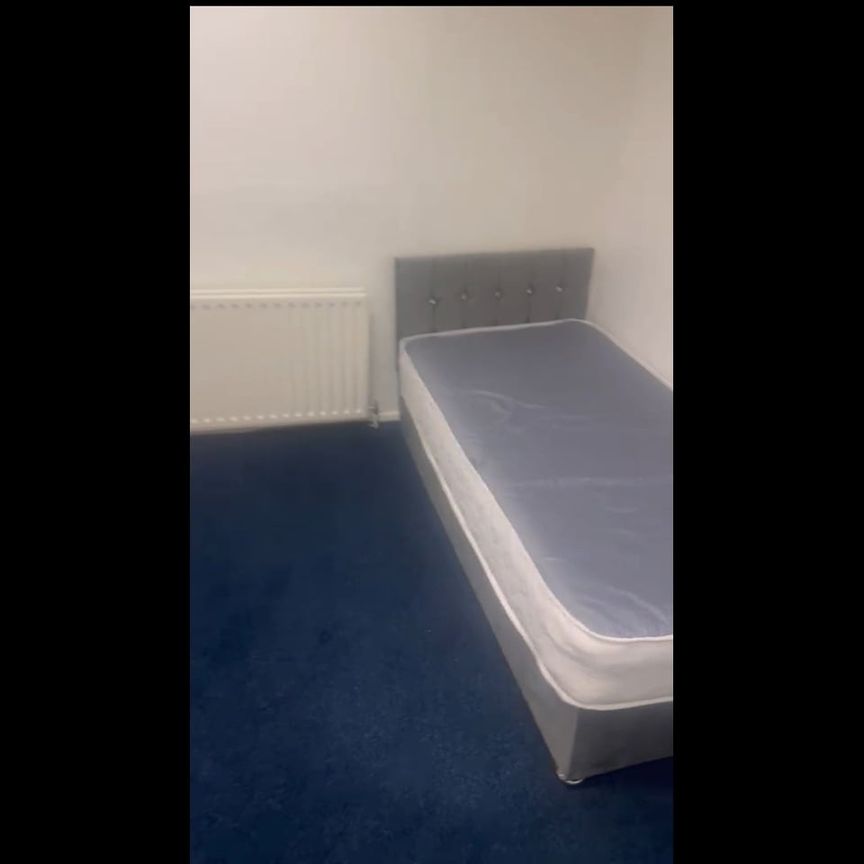 Room in a Shared Flat, Moseley St, B12 - Photo 1