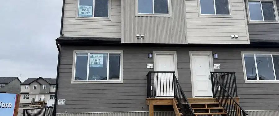 Brand New Legacy Village – Modern family rentals in North Lethbridge with AC✨ — 3 Bedrooms Townhouse - Photo 1