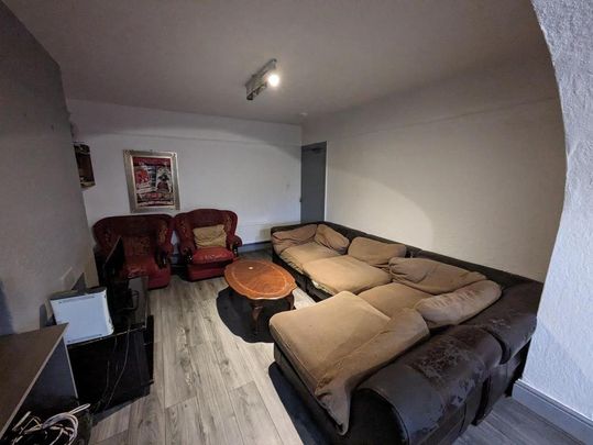 4 bedroom private hall to rent - Photo 1