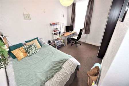 5 bedroom House in Burley Road, Leeds - Photo 2
